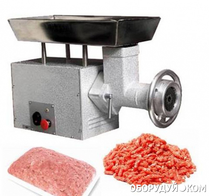 промышленный аппарат для фарша. мясорубка на мясокомбинате. перемалывание фарша на мясокомбинате. оборудование для переработки мяса. оборудования для формование полуфабрикатов.