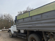 Предлагаем услуги по вывозу опилок грузовым самосвалом ГАЗ 3309 с пологом, объём кузова 10 м³ Челябинск